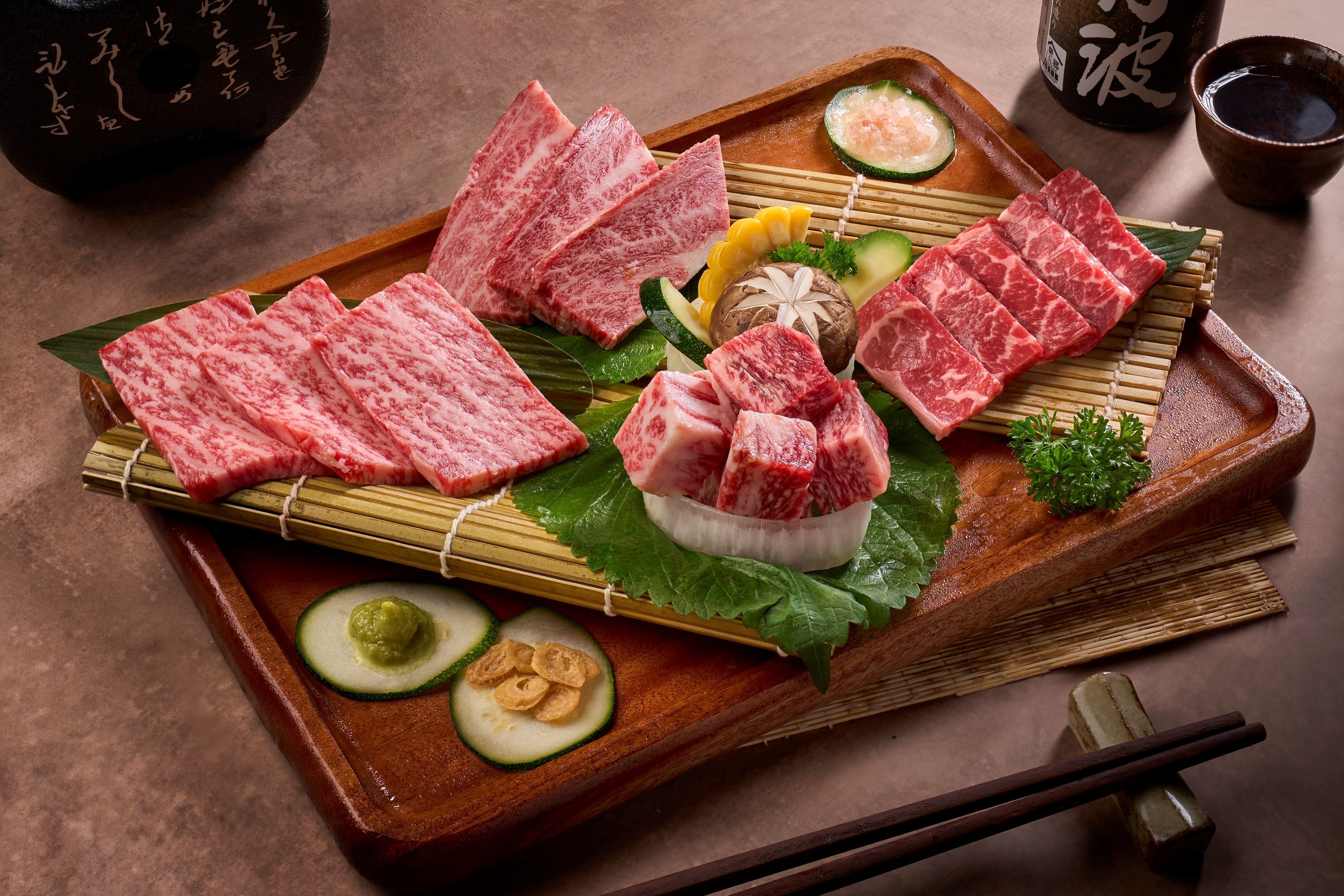 Tuyệt kỹ nướng trên vỉ hồng từ những phần thịt tươi ngon tinh tuyển, đẫm xốt độc bản.